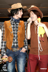 幻灯组图：旺福乐团打造“乡春之旅” 严爵变身牛仔