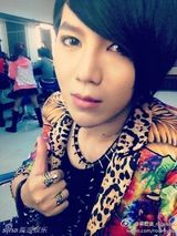 组图：好声音视觉美男梁君诺私照 网曝整容传言