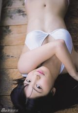 组图：AKB48横山由依内衣写真展现清纯少女风