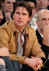 高清图：汤姆-克鲁斯夫妇观战湖人 甜蜜微笑秀恩爱