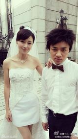 组图：43岁万绮雯容颜不老似花季少女