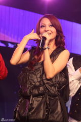 高清组图：张韶涵短裙卷发上阵 引爆现场