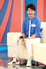 组图：“娃娃音”丫头录节目晕倒 光良上演英雄救美 