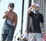 组图：比伯献唱造型女性化 结束后与赛琳娜会和