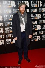 组图：2013全英音乐奖男星帅气亮相红毯