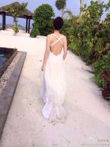 组图：李小冉马尔代夫拍写真 秀香肩锁骨销魂