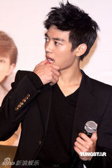 组图：SHINee抵台会粉丝 记者会破冰雕庆功