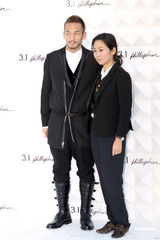 组图：马艳丽爱戴捧场时装秀 偶遇球星中田英寿