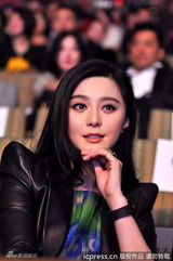 组图：范冰冰刘晓庆台下热聊 贴脸搂肩亲密似姐妹