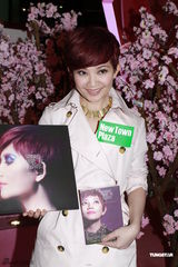 组图：梁静茹签唱会性感迷人 不急造人事业为重 