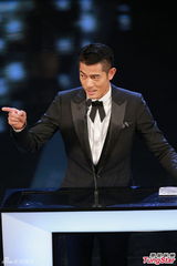 组图：郭富城颁发金像奖最佳导演 为寒战欢呼