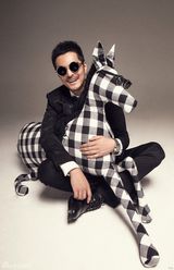 组图：边原新年写真逗趣 变身马上萌蜀黍