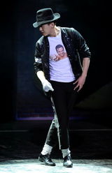 幻灯图集：邓超穿网袜大跳钢管舞 模仿杰克逊动作