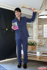 组图：李威拍戏变文青 谢欣颖斜坡跳舞靠想像