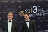 组图：《远大前程》导演携帅气男主角亮相蓝毯