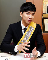 组图：韩星李胜基现身咨询活动 亲和笑容贴心