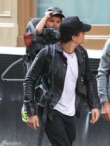 组图：奥兰多背爱子出游 小弗林调皮抠老爸鼻子