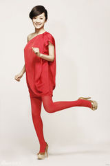 组图：陶飞霏一改朴素形象 圣诞红妆秀青春活力