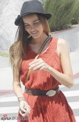 高清组图：“女金刚”伊莎贝尔-卢卡斯休闲装亮相