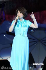 组图：蔡琴百万精华上海演唱会 回忆往事泪盈眼眶