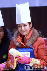 组图：孙艺珍腌泡菜 系围裙捧白菜变巧手主妇