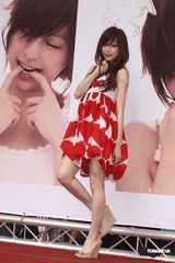 组图：王心凌新专辑预购签唱 好友贺军翔到场支持