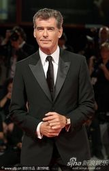 组图：老牌007布鲁斯南帅气现身威尼斯美女环绕