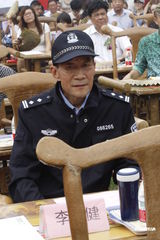 组图：李雪健敬业不惧炎热  民警制服不离身