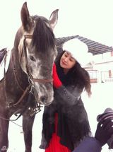 组图：赵本山小姨子拍贵气写真送新年祝福