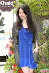 组图：徐若瑄蓝色短裙坐猛男背庆生