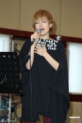 组图：容祖儿为个唱练团 青峰探班一脸睡意