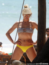 组图：迪亚兹平胸见狗仔快闪 巴里摩尔晒肥肚腩