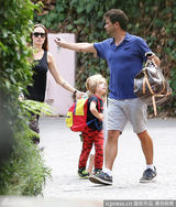 组图：朱莉假期带双胞胎出街 做称职妈妈两不误