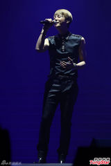 高清图：神话香港开场秀肌肉 配对比心致谢