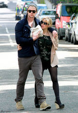 组图：“雷神”二度当爹 锤哥甘做奶爸爱抱娃