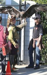 组图：约翰尼-德普穿印第安服装参加亲子活动