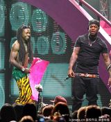 组图：麻辣鸡个唱粉丝强行上台 与保镖激烈扭打