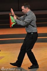 组图：王刚女儿女婿首亮相 台上庆生洋女婿表演武术