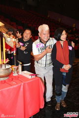 组图：陈百祥欲备护膝贺台庆 余咏珊否认加奖金