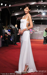 组图：林志玲走金马红毯 纯白长裙高雅性感露背