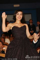 高清：《无果之路》首映女主演秀蕾丝裙 蜜挽男搭档