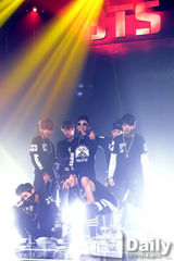 组图：韩新男团防弹少年团出道嘻哈玩转乐坛