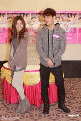 组图：周秀娜罗仲谦庆功宴喝醉 扬言票房千万游冬泳