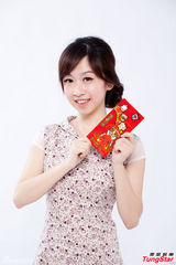 组图：吴丹妮淑女气质照曝光 手拿红包卖萌