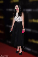 组图：于明加裸妆造型亮相时尚活动