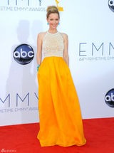 组图：艾美奖红毯 莱斯利-曼恩拼接礼服亮相