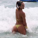 组图：超模坎蒂丝嫩黄比基尼戏水 湿身秀臀热辣