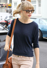 高清图：泰勒-斯威夫特街拍 简约装扮魅力不减