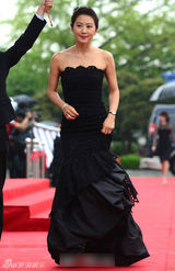 组图：金熙爱亮相百想红毯 曳地镂花黑裙高雅