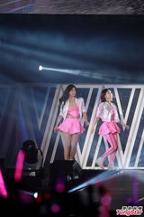 组图：少女时代香港开唱 劲歌热舞齐秀美腿